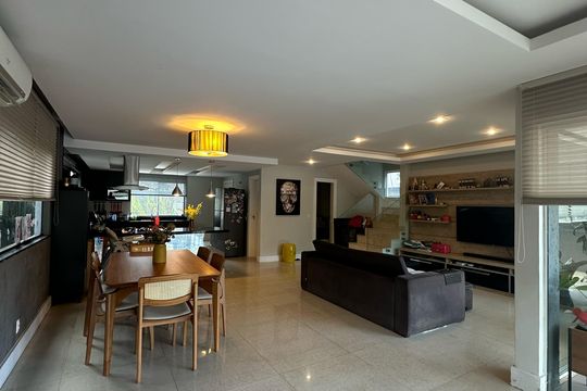 Sala de casa de condomínio à venda com 4 quartos, 273m² em Recreio dos Bandeirantes, Rio de Janeiro