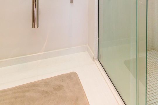 Banheiro de apartamento à venda com 1 quarto, 68m² em Petrópolis, Porto Alegre