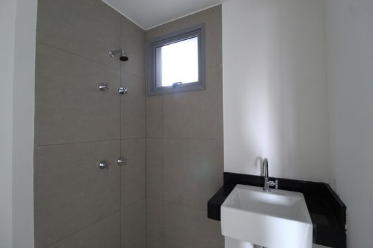 Banheiro de kitnet/studio à venda com 1 quarto, 24m² em Vila Olímpia, São Paulo