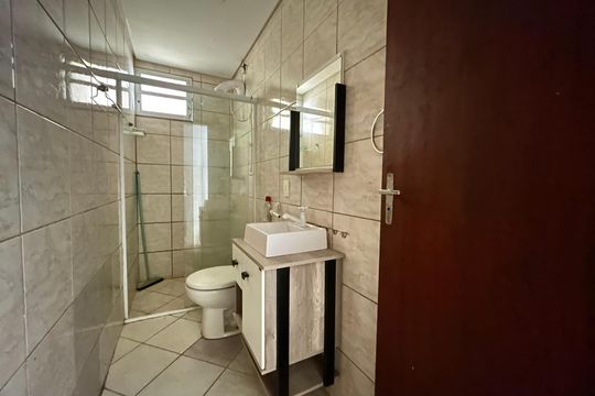Banheiro  de casa de condomínio para alugar com 1 quarto, 35m² em Jardim Atlântico, Florianópolis