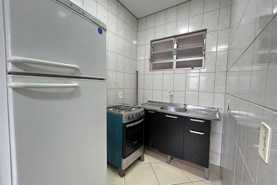 Cozinha de apartamento para alugar com 1 quarto, 35m² em Jardim Atlântico, Florianópolis