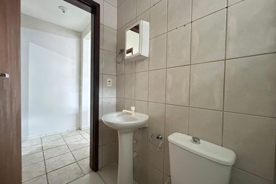 Banheiro de apartamento para alugar com 2 quartos, 70m² em Jardim Atlântico, Florianópolis