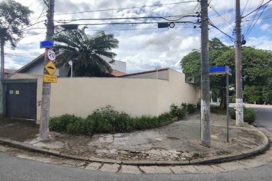 Fachada de casa à venda com 2 quartos, 229m² em Conjunto Residencial Butanta, São Paulo