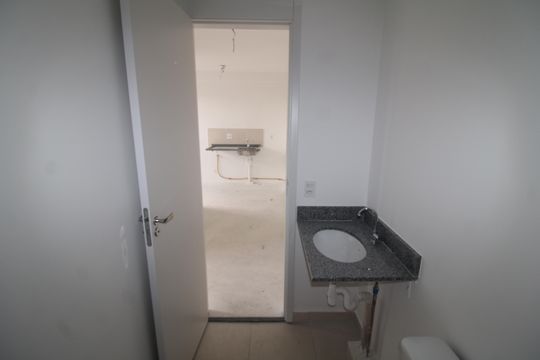Banheiro de kitnet/studio à venda com 2 quartos, 37m² em Parada Inglesa, São Paulo