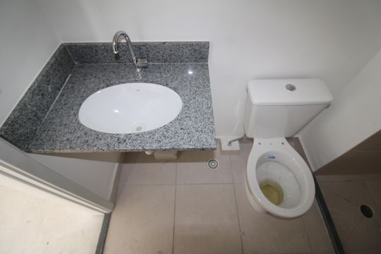 Banheiro de kitnet/studio à venda com 2 quartos, 37m² em Parada Inglesa, São Paulo