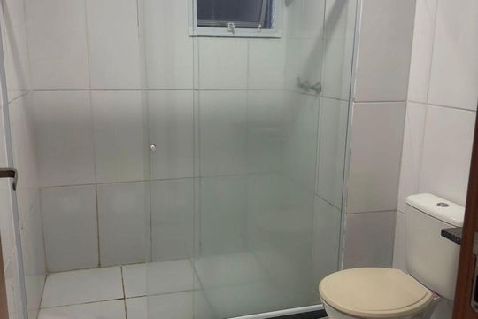 Banheiro de apartamento para alugar com 2 quartos, 45m² em Maria Paula, São Gonçalo