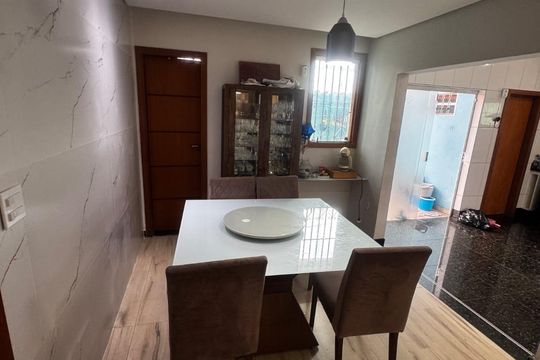 Sala de casa à venda com 3 quartos, 206m² em Serrano, Belo Horizonte