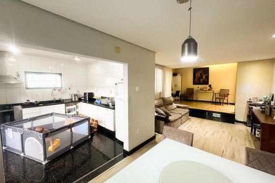 Casa à venda com 3 quartos, 206m² em Serrano, Belo Horizonte