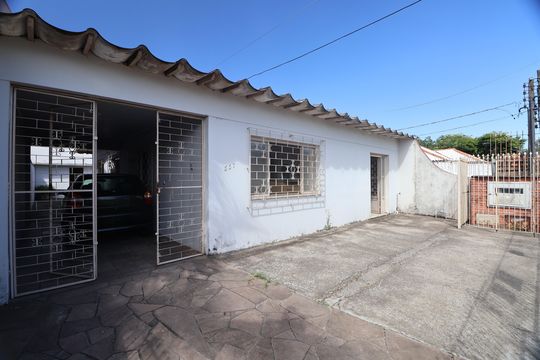 Área externa de casa à venda com 5 quartos, 150m² em Niterói, Canoas