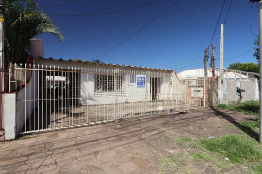 Fachada de casa à venda com 5 quartos, 150m² em Niterói, Canoas