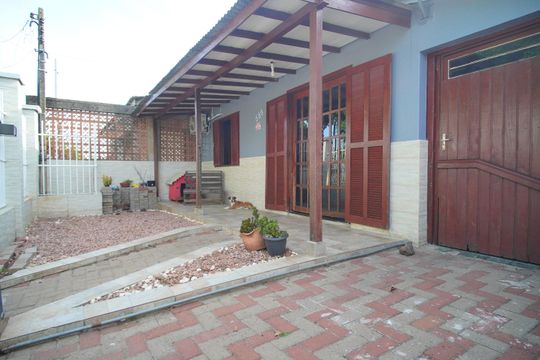 Área externa de casa à venda com 2 quartos, 98m² em Campina, São Leopoldo