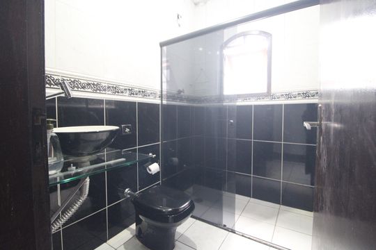Banheiro comum de casa à venda com 5 quartos, 125m² em Cidade Ademar, São Paulo