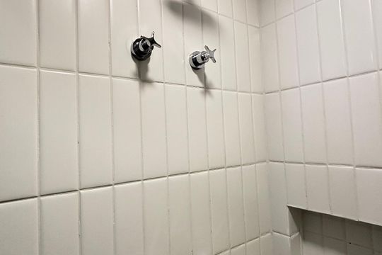 Banheiro de kitnet/studio à venda com 1 quarto, 27m² em Itaim Bibi, São Paulo