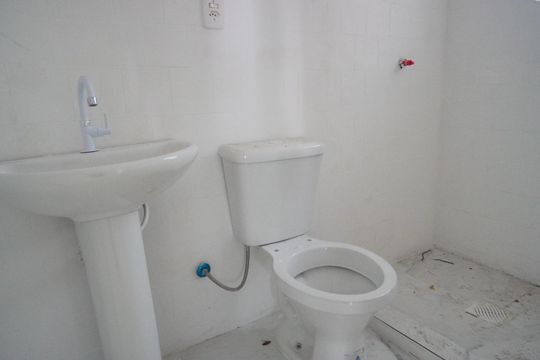 Banheiro  de apartamento à venda com 2 quartos, 54m² em Cristal, Porto Alegre