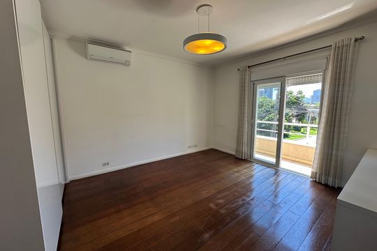 Suíte 1 de casa de condomínio à venda com 4 quartos, 565m² em Jardim Paulista, Barueri