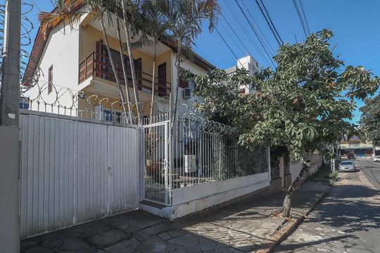 Fachada de casa à venda com 4 quartos, 360m² em Petrópolis, Porto Alegre