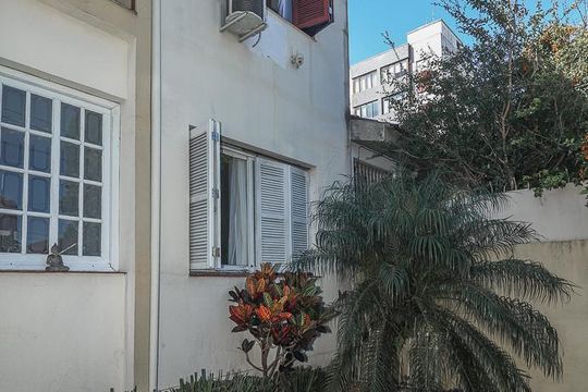 Quintal de casa à venda com 4 quartos, 360m² em Petrópolis, Porto Alegre