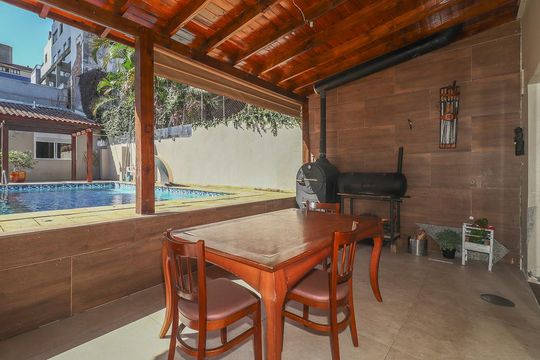 Fundos de casa à venda com 4 quartos, 360m² em Petrópolis, Porto Alegre