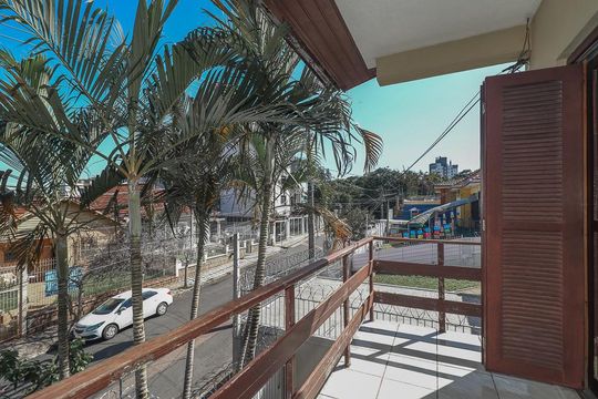 Varanda de casa à venda com 4 quartos, 360m² em Petrópolis, Porto Alegre