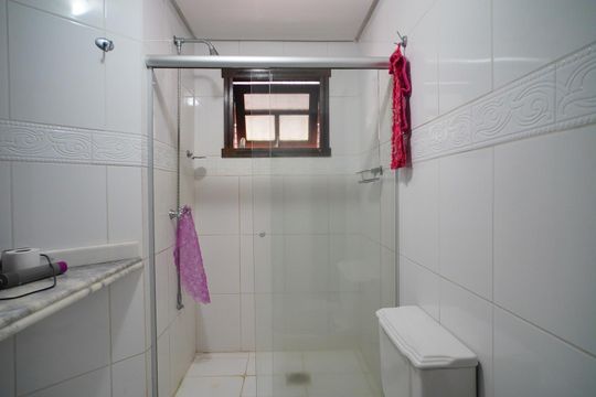 Banheiro suíte  de casa à venda com 4 quartos, 389m² em Partenon, Porto Alegre
