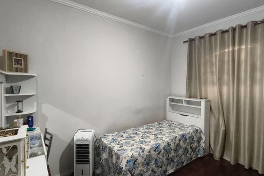 Quarto de casa à venda com 3 quartos, 180m² em Parque dos Bancarios, São Paulo