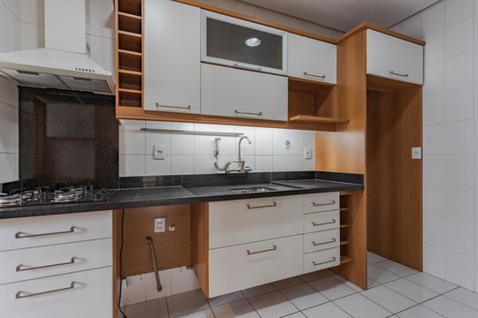 Cozinha e Área de Serviço de apartamento à venda com 3 quartos, 246m² em Boa Vista, Porto Alegre