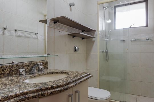 Banheiro de apartamento à venda com 3 quartos, 246m² em Boa Vista, Porto Alegre