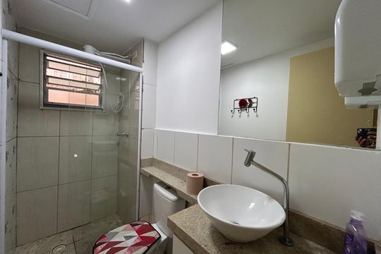 Banheiro social de apartamento à venda com 2 quartos, 48m² em Jardim Paris, São Paulo