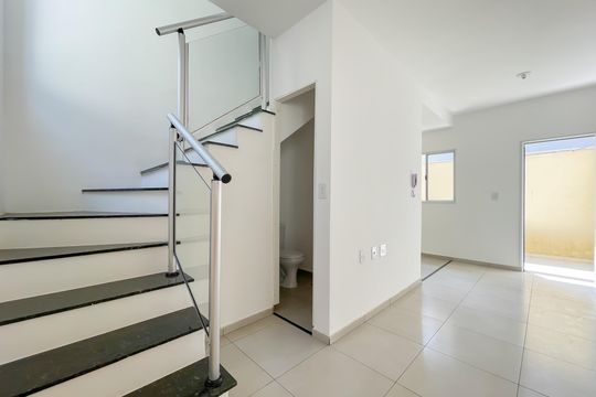 Sala de casa de condomínio à venda com 2 quartos, 52m² em Santa Maria, Osasco