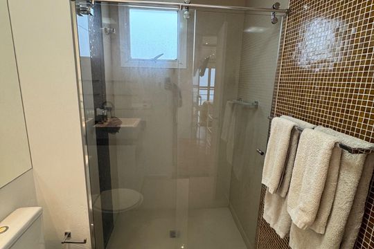 Banheiro de apartamento à venda com 1 quarto, 48m² em Vila Andrade, São Paulo