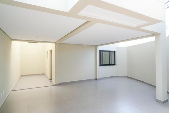 Garagem e quintal de casa à venda com 3 quartos, 185m² em Olímpico, São Caetano do Sul