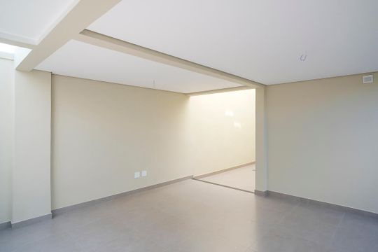 Garagem e quintal de casa à venda com 3 quartos, 185m² em Olímpico, São Caetano do Sul