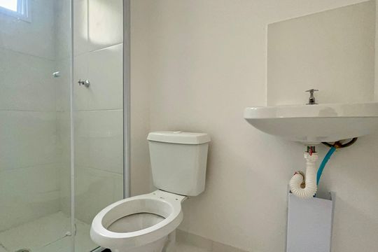 Banheiro social de kitnet/studio à venda com 1 quarto, 24m² em Jardim Paulista, São Paulo