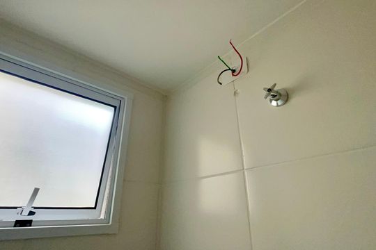 Banheiro social de kitnet/studio à venda com 1 quarto, 24m² em Jardim Paulista, São Paulo