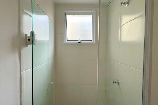 Banheiro social de kitnet/studio à venda com 1 quarto, 24m² em Jardim Paulista, São Paulo