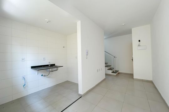 Sala de casa de condomínio à venda com 2 quartos, 52m² em Santa Maria, Osasco