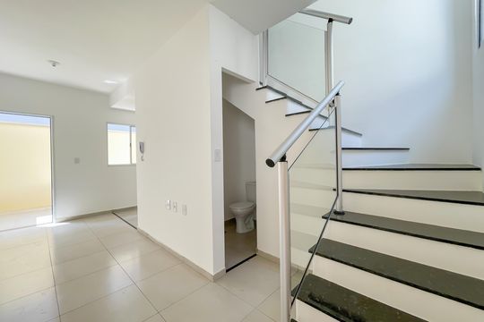 Sala de casa de condomínio à venda com 2 quartos, 52m² em Santa Maria, Osasco