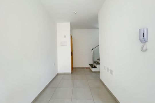 Sala de casa de condomínio à venda com 2 quartos, 52m² em Santa Maria, Osasco