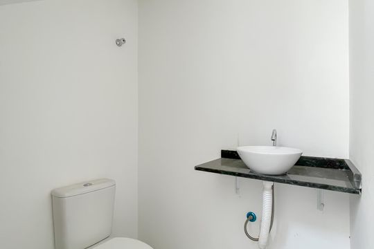 Lavabo de casa de condomínio à venda com 2 quartos, 52m² em Santa Maria, Osasco