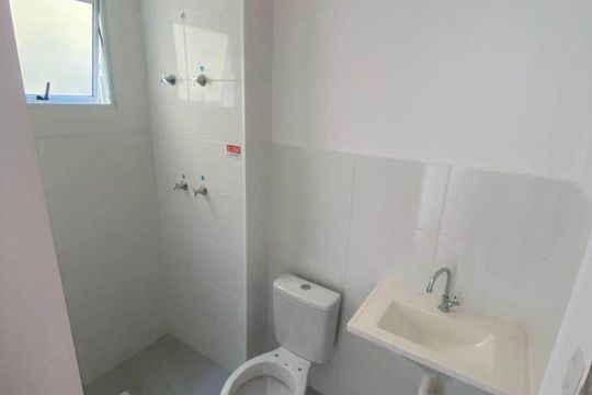 Banheiro de apartamento para alugar com 2 quartos, 44m² em Guaratiba, Rio de Janeiro