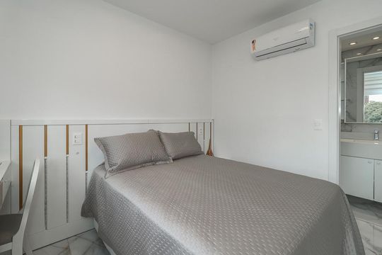 Quarto Suíte de apartamento à venda com 1 quarto, 54m² em Três Figueiras, Porto Alegre