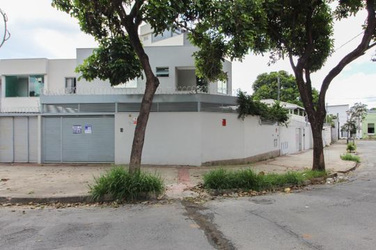 Fachada de casa à venda com 3 quartos, 174m² em Rio Branco, Belo Horizonte