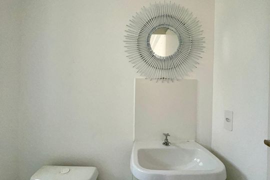 Banheiro social de apartamento à venda com 1 quarto, 24m² em Jardim Paulista, São Paulo