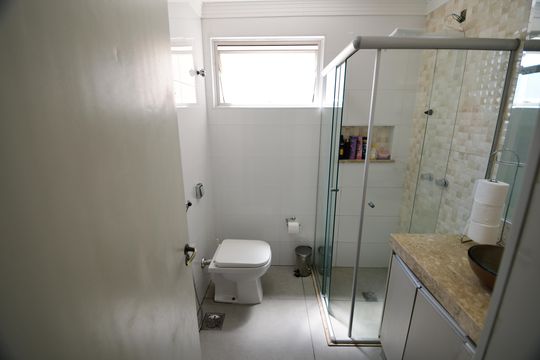 Banheiro de apartamento à venda com 2 quartos, 100m² em Cambuí, Campinas