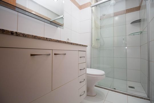 Banheiro de kitnet/studio para alugar com 1 quarto, 24m² em Trecho 1, Brasília