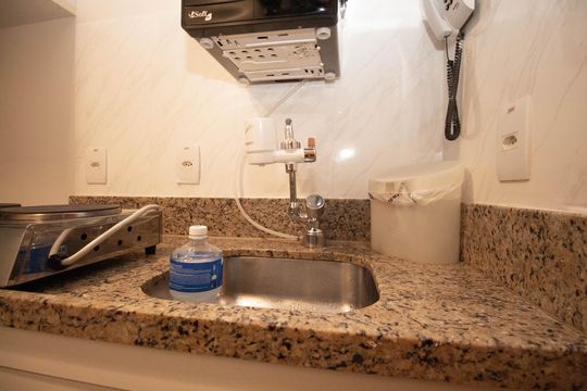 Cozinha de kitnet/studio para alugar com 1 quarto, 24m² em Trecho 1, Brasília