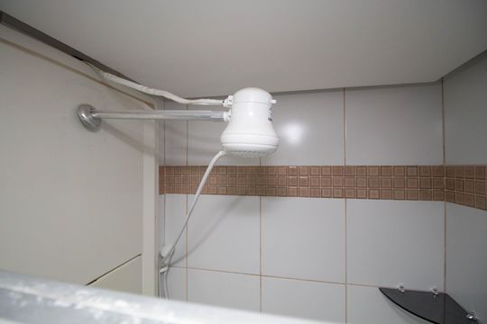 Banheiro  de kitnet/studio para alugar com 1 quarto, 24m² em Trecho 1, Brasília