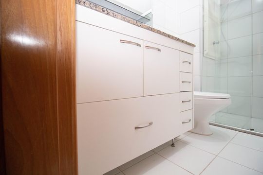 Banheiro de kitnet/studio para alugar com 1 quarto, 24m² em Trecho 1, Brasília
