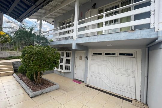 Fachada de casa à venda com 3 quartos, 215m² em Guarani, Novo Hamburgo