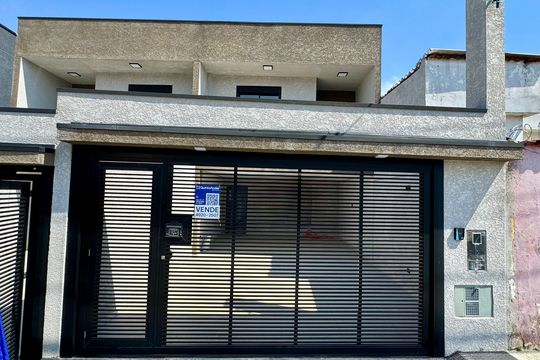 Placa instalada na fachada do imóvel de casa à venda com 3 quartos, 210m² em Jardim Vila Galvao, Guarulhos